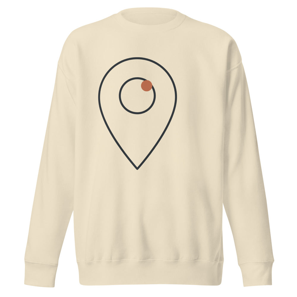 waymark Basecamp Crewneck in Natur – Frontansicht mit Wegpunkt-Signal