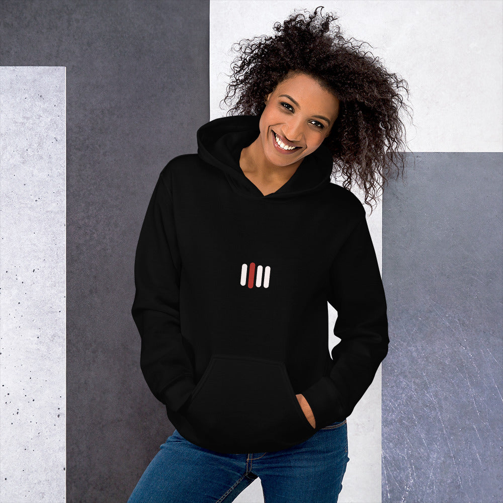 iPii.TV Daily Hoodie in Schwarz – getragene Vorderansicht mit kleinem Vier-Balken-Zeichen