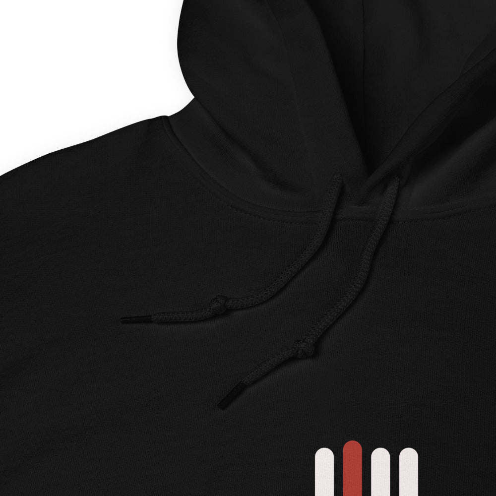 iPii.TV Daily Hoodie in Schwarz – Nahaufnahme von Stoff, Kordeln und Vier-Balken-Zeichen